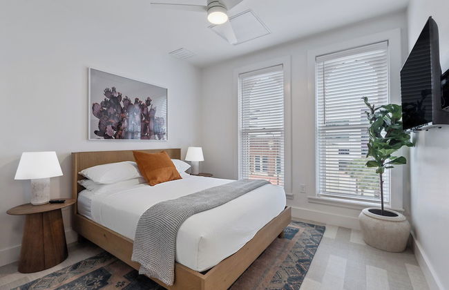 The Continental, powered by Placemakr - Downtown - Market Square - Photo 13