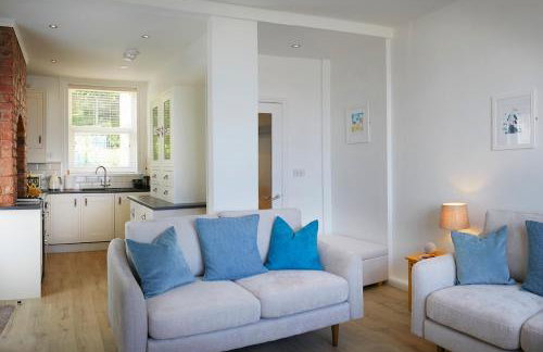 Delightful beachfront apartment - 2 bedrooms sleeps 4 - parking & stunning views - Foto 3