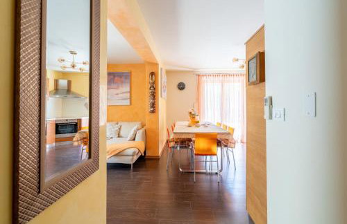 Charming Orange Apartment with Private Pool and Garden Oasis - Foto 12