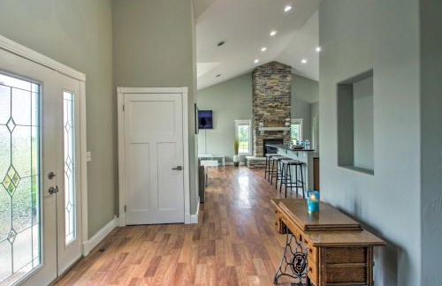 Quiet Retreat with Kayak and Patio, Walk to Lake! - Foto 4