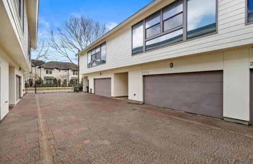 Houston Getaway by Downtown Pool Table Pets - Photo 26