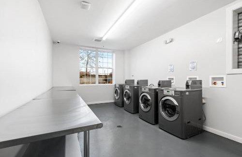 Modern 2BR 2BA Condo Sleeps 8 with Gym Laundry 20 Min to NYC - Foto 17