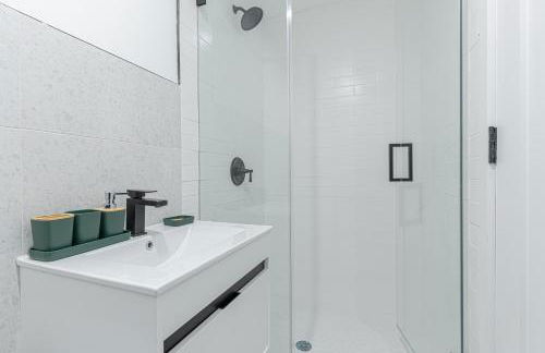 Bright Studio Duplex with Private Backyard - Foto 28