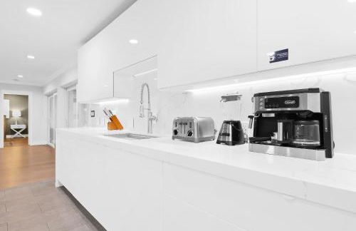 Luxe 4BR Waterfront w Htd Pool 5min to Beach - Foto 45