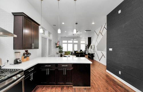 AMAZING ROOFTOP! DOWNTOWN SKYLINE VIEWS!!! SLEEPS 15 - Foto 4