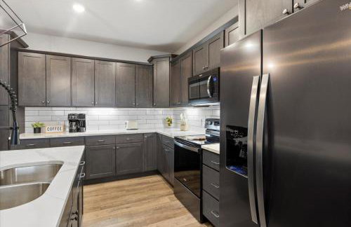 Family-Fun Lakeside Luxury at Topsider in Osage w/ 2 Pools, Prime Views Pack N' Play & Games - Foto 17