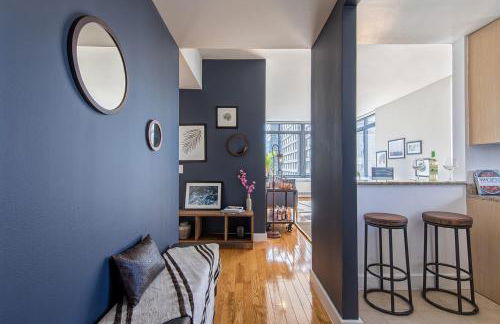 Modern Bright Times Sq 1BR w Indoor pool NYC-8 - Foto 15