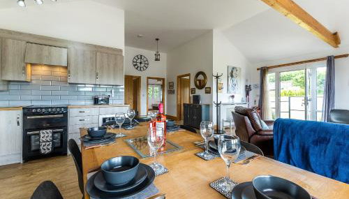 King Richard's Luxury Lodge - Sleeps up to 8, Hot Tub Hire,Near Sherwood Forest at Fairview Farm in Nottingham and great for Wedding Groups,Brides and Bridesmaids ,Hen Do,Family Gatherings & Corporate events,Large Garden,Dog Friendly,Great Views - Foto 5