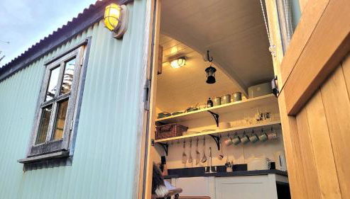 Plank Bridge Shepherds Hut in Orchard - Peaceful Escape for Two - Foto 3