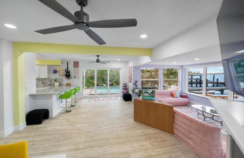 Pink Pony Villa - Waterfront Escape with Pool & Themed Rooms - Foto 16