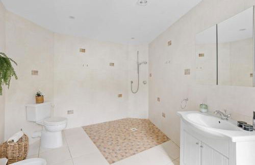 Rocket House - Large family home perched above the river - Foto 22