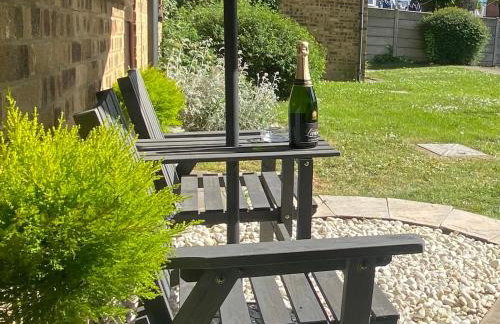 Modern Spacious 1 Bed Apartment with Free Parking in Trendy Inner London Suburb 15 mins walk to Victoria Line Underground then 20 mins to Oxford Street "West End of London" or 10 mins walk to Overground and 10 mins to London Liverpool St "City of London" - Foto 64