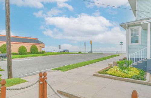 Coastal Blue Beach House with 3 Bedrooms and Just off the Seawall - Foto 26