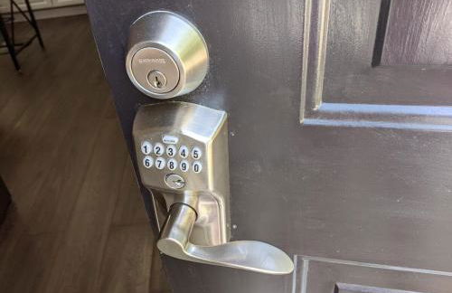 Stylish 4BR Getaway with Game Room, Grills & Cozy Outdoor Fire-Pit - Foto 16