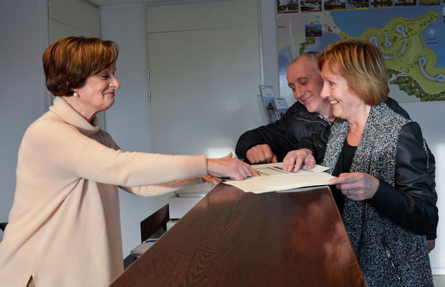 Stylish Villa by the Lake - Photo 2