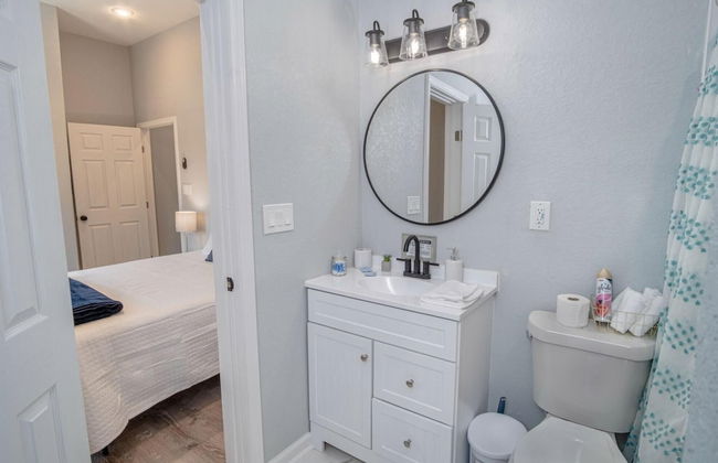 Cozy and Lovely 2BR 2BA Apt A Near Lively Downtown - Foto 16