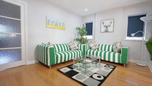 3 Bedroom 2 Bathroom Bungalow by CozyNest - Foto 2