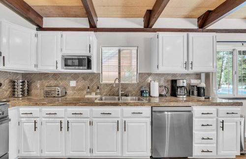 Beautiful Homewood Retreat with Deck and Grill - Foto 2