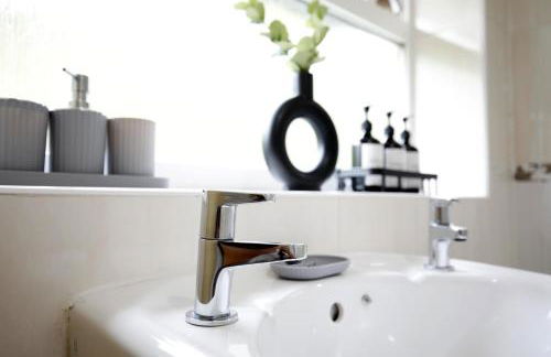 Spacious 3BR by Avalora Shortlets & Serviced Accommodations Queensway with big garden, Near train station - Foto 19