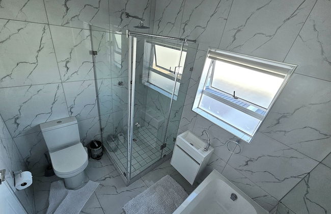 Dolphin Ridge Seaside Apartment - Photo 16