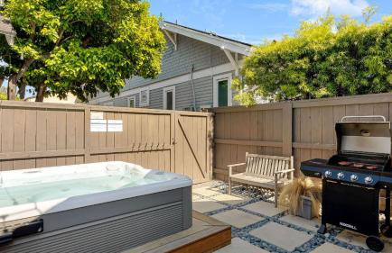 Luxe Backyard Oasis w/ Hot Tub Chic Design South Park Sanctuary - Foto 47