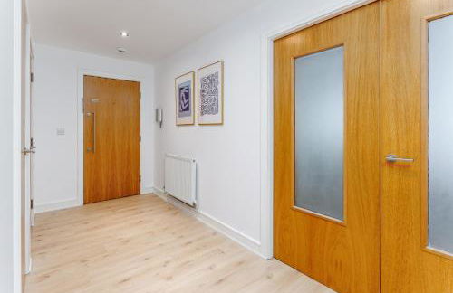 Flatzy - Prime City Apartment with Free Parking & Ping Pong Table - Foto 27