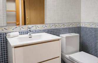 Ático con piscina, terrazas y vistas al mar - Foto 32