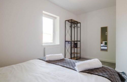 Modern and Comfortable Home away from Home - Photo 43