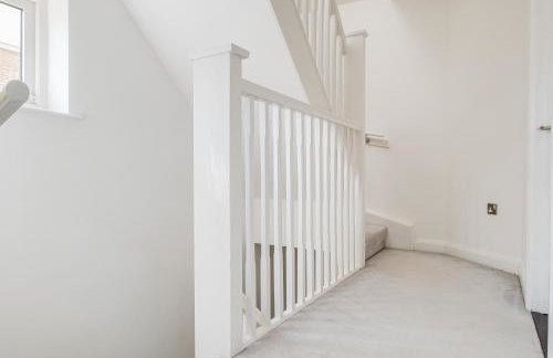 Modern & comfortable 4 bed house - Photo 11