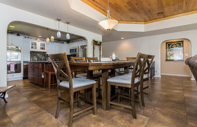 Waterfront 5 BR w/ Hot Tub Sleeps 13! - Foto 19