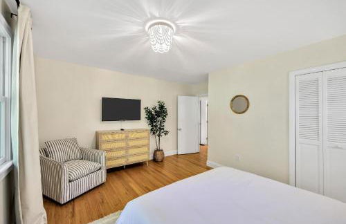 1 Story Family Home Half Mile to Beach with Patio , Grill, Office with Twin Beds, Peaceful Wooded Setting, Spacious Driveway, Garden Views, Walk to Shore, Perfect Cape Cod Getaway for Families - Foto 42