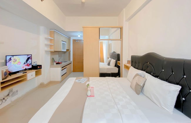 Homey and Simply Studio Apartment at The Nest Puri - Foto 9