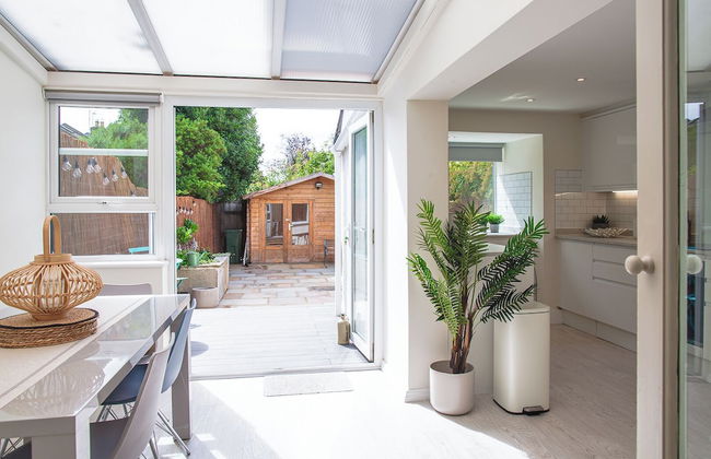 Stunning Townhouse with Large Garden - Photo 36