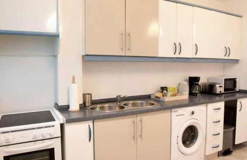 CITY CENTER BIG APARTMENT-FAMILY & FRIENDS-5 Beds - Photo 11