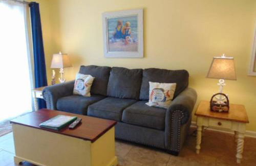 H13 Ocean Walk Resort 2bdrm 2 bath downstairs great beds Great view and always a great breeze - Foto 7