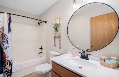 Boho Cleveland Bungalow - Sun-Drenched 2BR with Deck - Foto 16