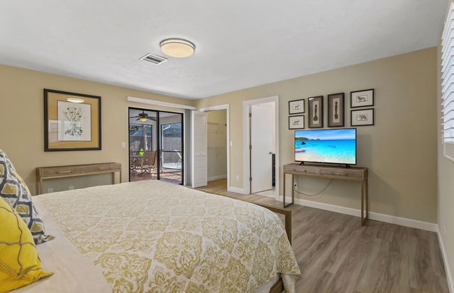 Avanti Vacation Rental, Relaxing 3-BR Retreat with Private Pool Minutes from Vanderbilt Beach and Delnor-Wiggins State Park. Enjoy Southern Exposure, BBQ Area, and Pet-Friendly Comfort - Foto 5