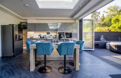 Luxury 4-Bedroom High-End Home, Includes Jacuzzi and Pool Table - Foto 9