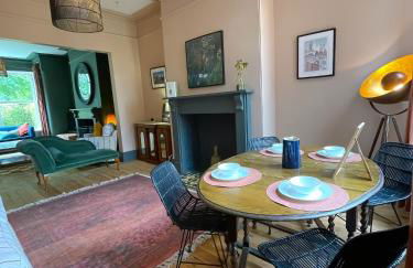 Spacious home in Leeds ideal for gatherings with free parking - Foto 18