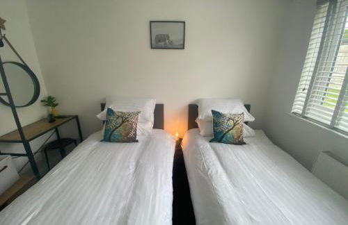 Beau - Brambles Chine, Colwell Bay - 5 star WiFi - Short walk to The Hut and beach - 1 night stays available - Ferry offers - Photo 9