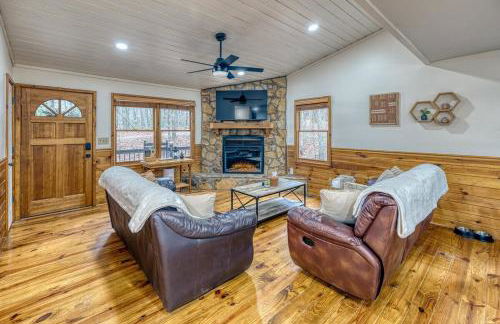 Cozy Cabin With Hot Tub, Grill, Fire Pit & Game Room - Foto 1