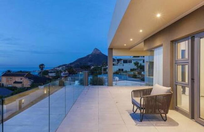 Large 9 Bedroom Villa in Camps Bay w Pool Apostles Views - Photo 19