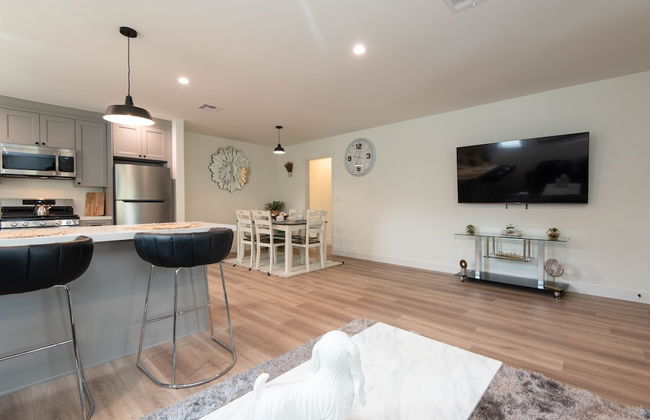 Epic House Near Griffith Observatory - Photo 21