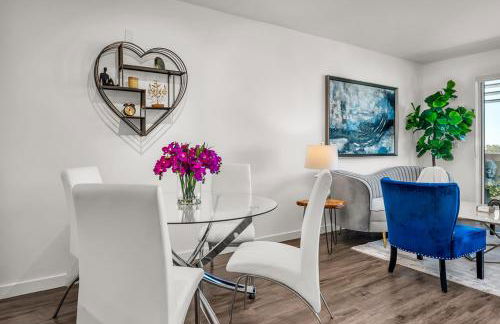 Luxury by the Beach with Pool, Gym, Game Room - Photo 11