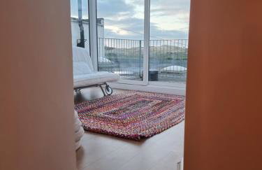 Neet Retreat - sleeps 7 next to beach - Foto 40