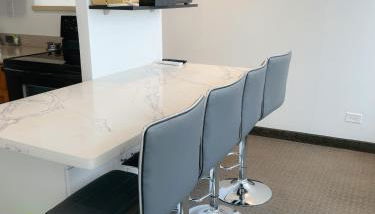 Picturesque Pacific Monarch condo - Foto 4