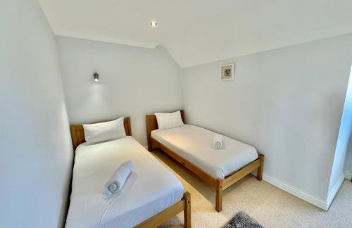 Stunning 7 Bedroom Escape Near New Forest and Beach - Large Garden - Serene Setting - Sleeps 14 - Foto 48