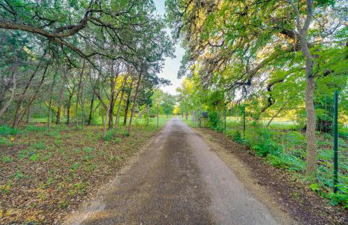 Peaceful Helotes Cabin Fire Pit, 9 Mi to Old Town - Foto 36