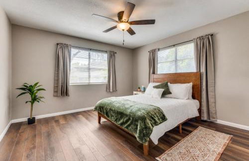 Farmhouse With Amazing Pool at Wester Hills Temple - Photo 2