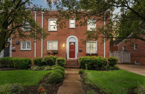 Charming Townhouse Retreat by CozySuites - Foto 33